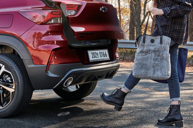 2022 Chevrolet trailblazer Photography: Chevrolet Botie Projection Hands-Free Power Lift Gate