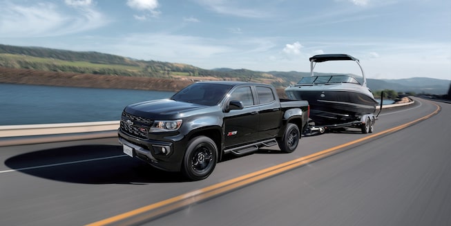 2022 Chevrolet Colorado Photography: Exterior driver fornt 3/4 view with tralier