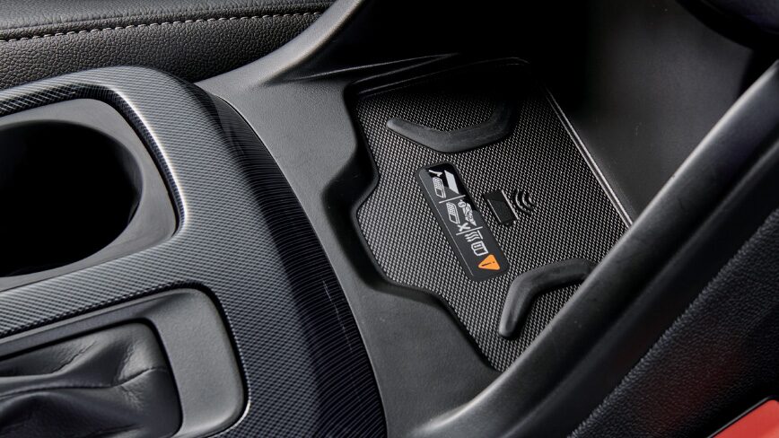 2022 Chevrolet Colorado Photography: Wireless phone charger