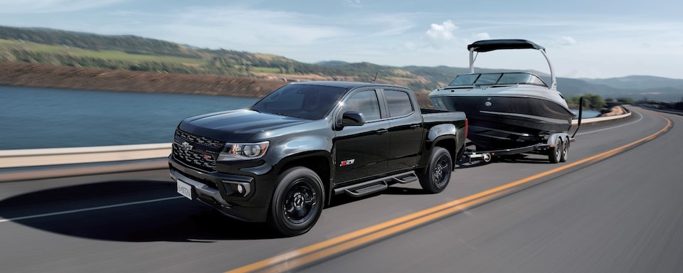 2022 Chevrolet Colorado Photography: Driver front 3/4 view with trailer